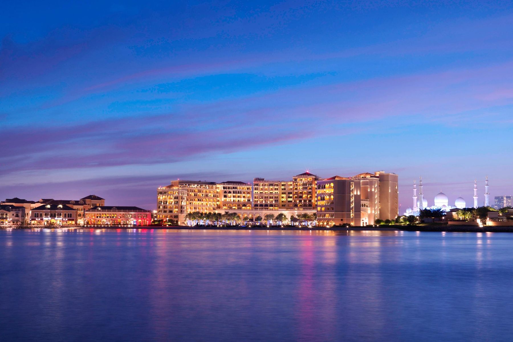 The Ritz-Carlton Abu Dhabi, Grand Canal